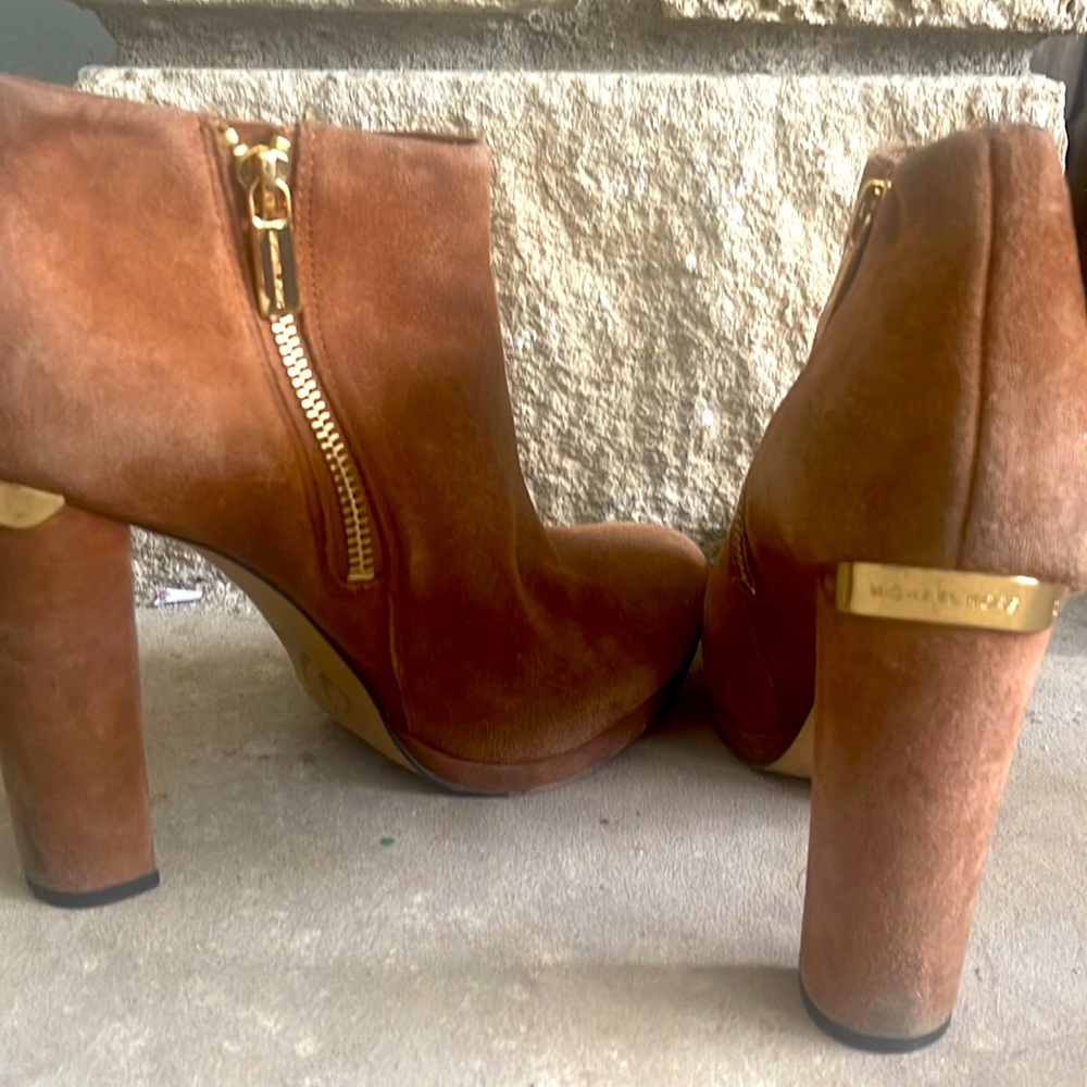 Leather suede, Michael Kors, ankle-length, booties. Size 6.5. High heel.